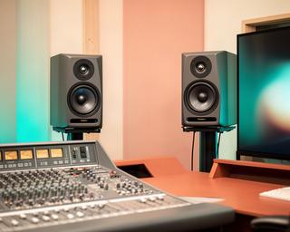 音楽制作室のGenelec 8341Aモニタースピーカーとミックス卓